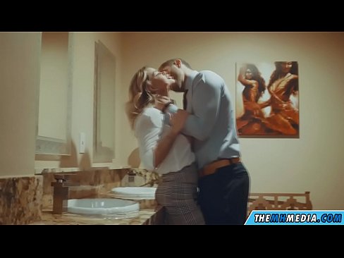 ❤️ Kana blonde ine busty inokukwezvera muchimbuzi cheveruzhinji Mberi pa %sn.pornodil.ru % ️❤